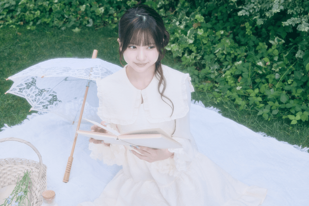 芝生で本を読むモデル