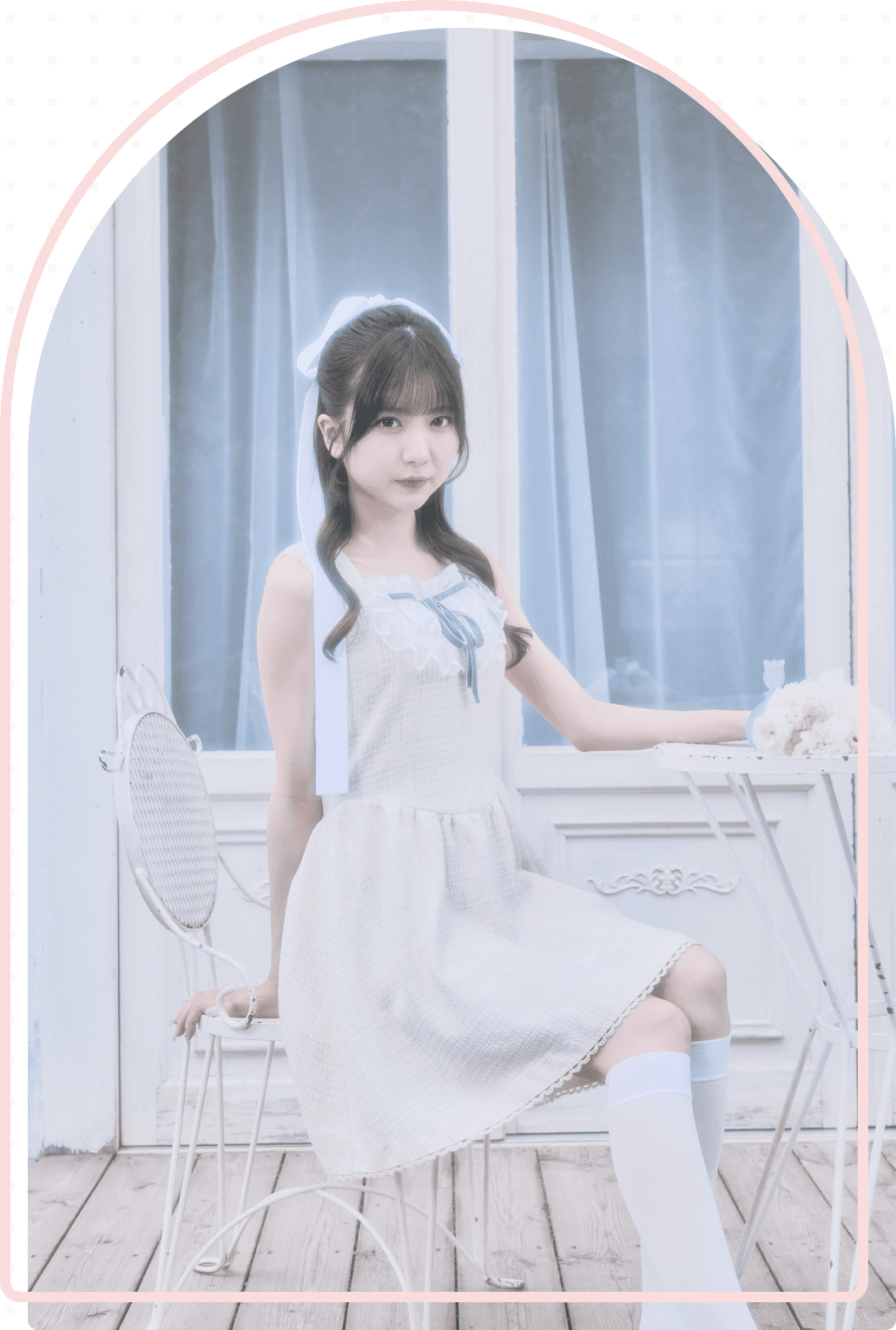 椅子に腰掛けるモデル